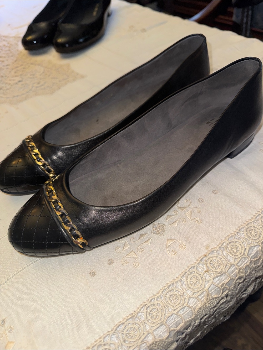 Stuart Weitzman Legacy Black Leather Quilted Cap-Toe Flats Gold Chain Women 9.5
